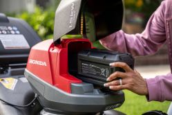 Honda HRN216VKA4 HRN-BV 21" Battery Self-Propelled Lawn Mower w/ 8Ah Battery & Charger - HON HRN216VKA4