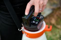 Husqvarna 598967601 2-Gallon 7.2V Battery Handheld Sprayer w/ Battery & Charger - HOP 598967601