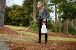 Husqvarna 598967601 2-Gallon 7.2V Battery Handheld Sprayer w/ Battery & Charger - HOP 598967601