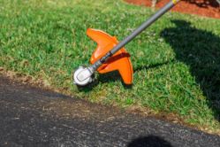 Husqvarna 970480104 320iL 40V 16" Cordless Battery String Trimmer Kit w/ BLi22 Battery & 40-C80 Charger - HUS 970480104