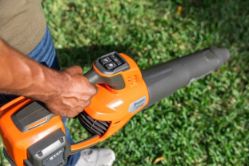 Husqvarna 970569904 Leaf Blaster 350iB 40V 800 CFM 200 MPH Cordless Battery Leaf Blower Kit (Battery & Charger Included) - HUS 970569904