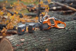 Husqvarna 970851818 550i XP 40V 18-Inch Professional Battery Chainsaw Kit w/ Battery & Charger - HUS 970851818