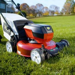 Toro 21356 21" 60V Recycler Self-Propelled Walk Behind Lawn Mower w/ 6.0 Ah Battery & Charger - TOR 21356